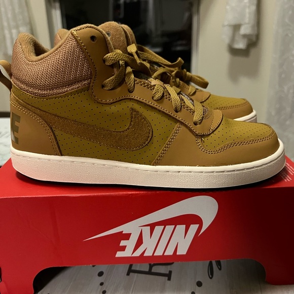 Nike boys court borough mid GS sneakers size 6Y new /box without lid - Picture 1 of 8